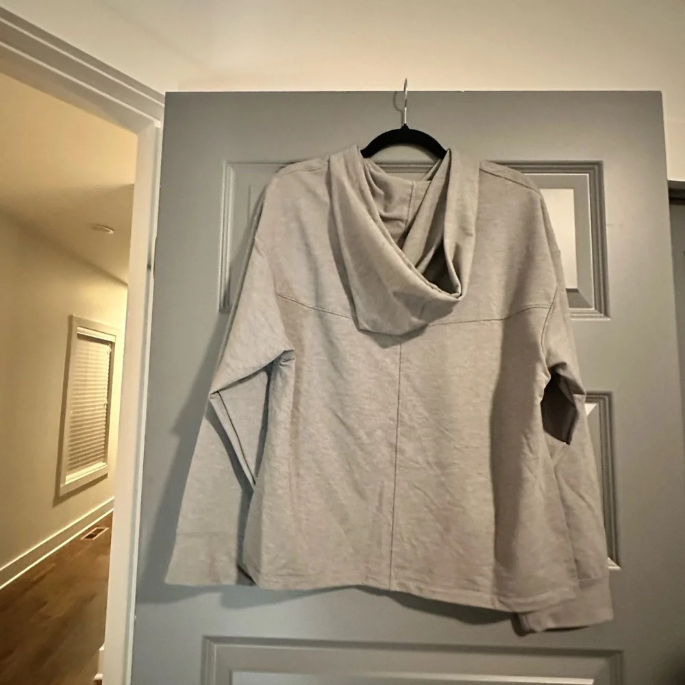 Women's XS Nike Yoga Dri-FIT Pullover Hoodie Top Gray NWT - Picture 3 of 5